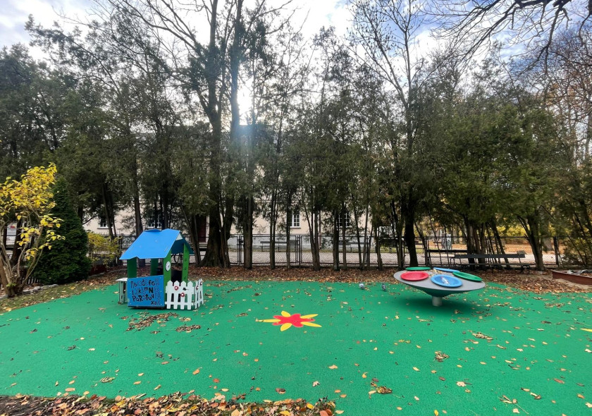 Wymiana nawierzchni bezpiecznej na przedszkolnym placu zabaw